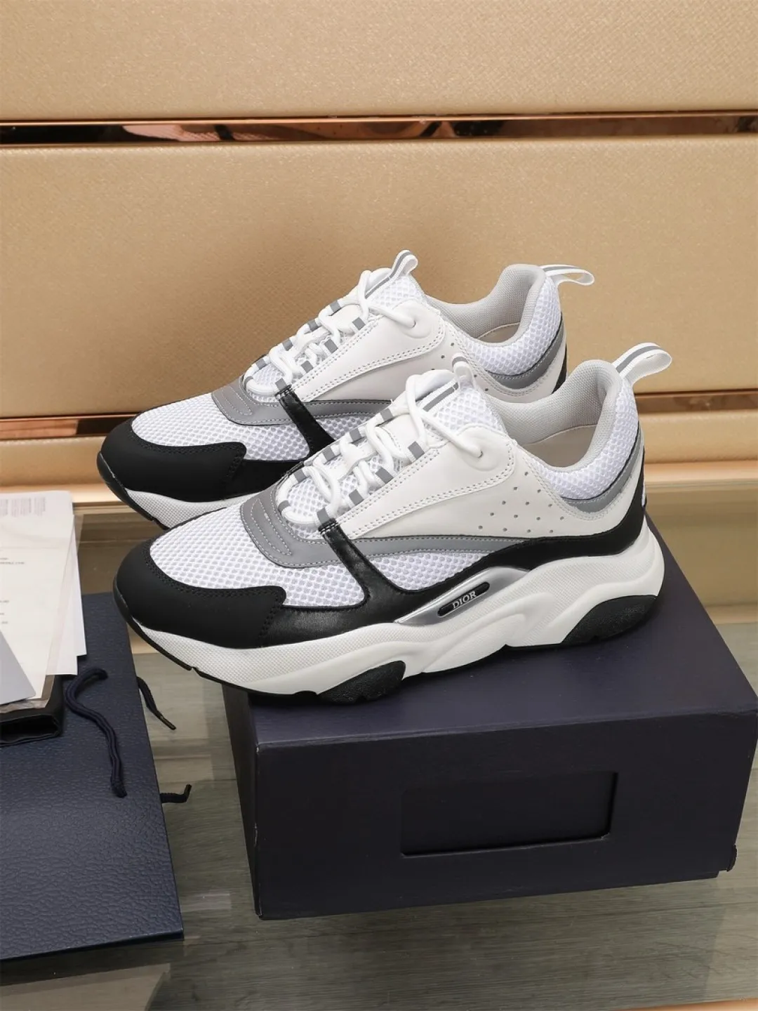 Men's shoes 💰P460💰【Dior】Dior✨ is online at the same time👏 This casual sneaker is a new product in the series and continues Di*r's classic style. The upper is made of original mesh and cow leather, with a two-color textured outsole, and the brand's iconic details on the rear collar and heel to enhance the style. Fashionable and versatile. Wear it with jeans or slacks for a casual look. Size: 38-44 (45 customized)